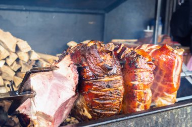 Etin büyük ölçüde bir döndürme ızgara açık ateşte pişirdim. Izgara hazır açık havada. Izgara Prag eski jambon füme