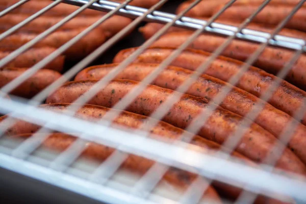 Sosis ızgara. Sosis Barbekü yemek. Fast food. Kafes Barbekü