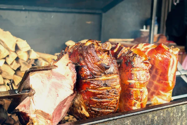 Etin büyük ölçüde bir döndürme ızgara açık ateşte pişirdim. Izgara hazır açık havada. Izgara Prag eski jambon füme