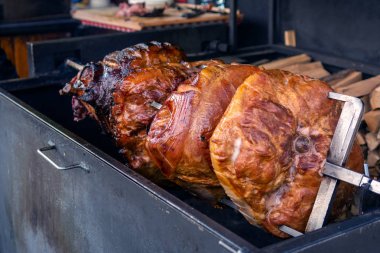 Etin büyük ölçüde bir döndürme ızgara açık ateşte pişirdim. Izgara hazır açık havada. Izgara Prag eski jambon füme