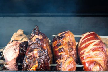 Etin büyük ölçüde bir döndürme ızgara açık ateşte pişirdim. Izgara hazır açık havada. Izgara Prag eski jambon füme