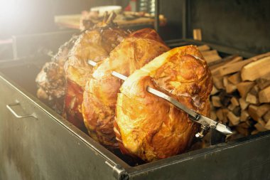 Etin büyük ölçüde bir döndürme ızgara açık ateşte pişirdim. Izgara hazır açık havada. Izgara Prag eski jambon füme