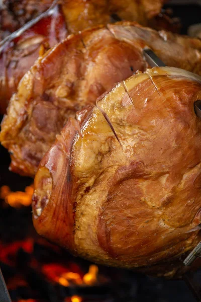 Etin büyük ölçüde bir döndürme ızgara açık ateşte pişirdim. Izgara hazır açık havada. Izgara Prag eski jambon füme
