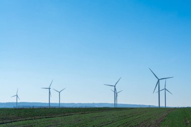 Alan yel değirmenleri için elektrik enerjisi ile. Temiz enerji Rüzgar tarafından üretilen. Enerji emme hava