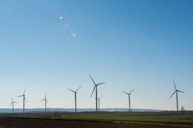Alan yel değirmenleri için elektrik enerjisi ile. Temiz enerji Rüzgar tarafından üretilen. Enerji emme hava