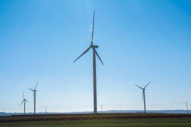 Alan yel değirmenleri için elektrik enerjisi ile. Temiz enerji Rüzgar tarafından üretilen. Enerji emme hava