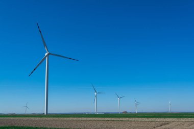 Alan yel değirmenleri için elektrik enerjisi ile. Temiz enerji Rüzgar tarafından üretilen. Enerji emme hava