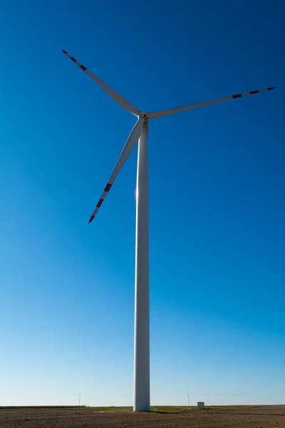 Alan yel değirmenleri için elektrik enerjisi ile. Temiz enerji Rüzgar tarafından üretilen. Enerji emme hava