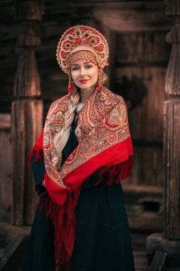  kadın geleneksel Rus Halk kostüm