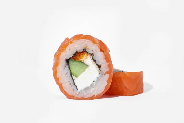 Sushi Dengan Salmon Piring Putih — Stok Foto