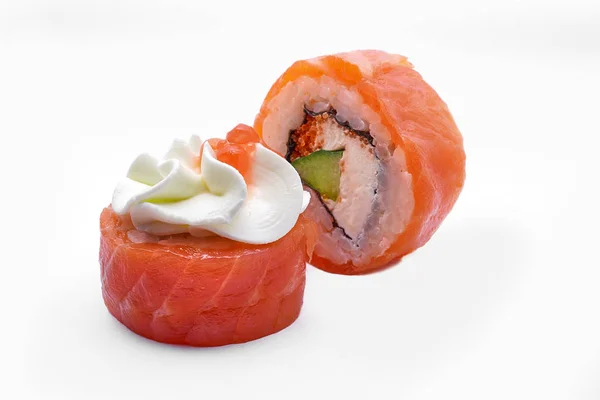 Sushi Dengan Salmon Piring Putih — Stok Foto