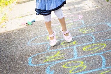 iki yaşında Sokakta seksek oynayan kız bacakları