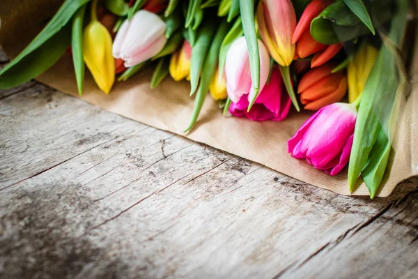 木桌上五颜六色的新鲜郁金香 — 图库照片