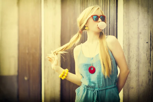 Pretty Blond Woman Chewing Gum Making Bubbles — Stock Photo, Image