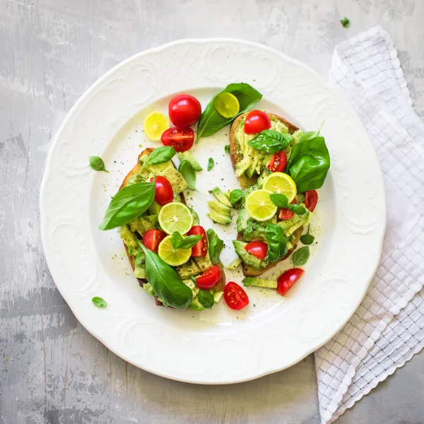 Bread Lices Avocado Tomatoes Basil — Stock Photo, Image