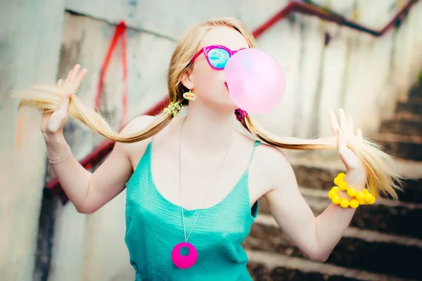 Pretty Blond Woman Chewing Gum Making Bubbles — Stock Photo, Image