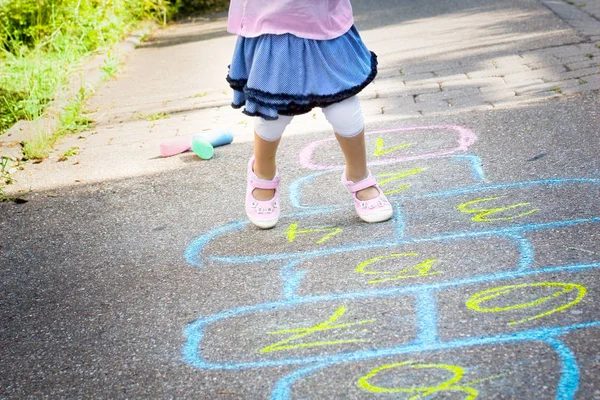 Beine Eines Zweijährigen Mädchens Spielen Hopscotch Auf Der Straße — Stockfoto