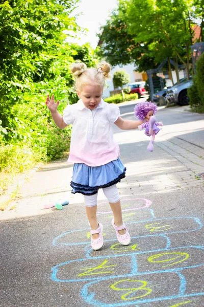 Caddesi Üzerinde Seksek Oynamak Oyuncak Sarışın Küçük Kız — Stok fotoğraf