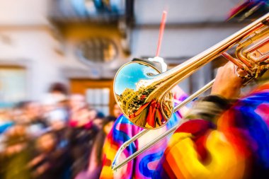 kostümlü trompetçi geleneksel karnaval geçit üzerinde altın trompet 