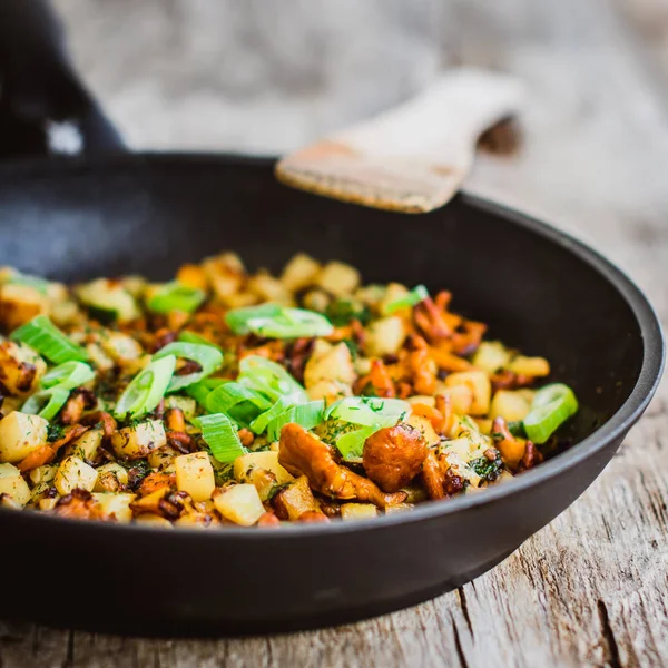 Rosted Cantharellen Aardappelen Met Lente Uitjes Geserveerd Een Zwarte Pan — Stockfoto