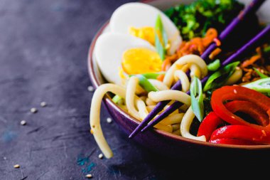 Vejetaryen Asya kase ile Udon/ramen noodle, seçici odak