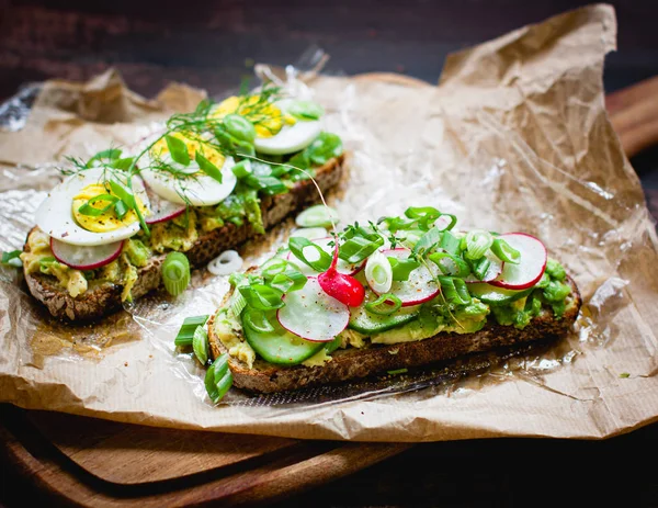 Vegan Vegetarian Sandwiches Avocado Eggs Radish Cucumber Spring Onions Selective — Stock Photo, Image