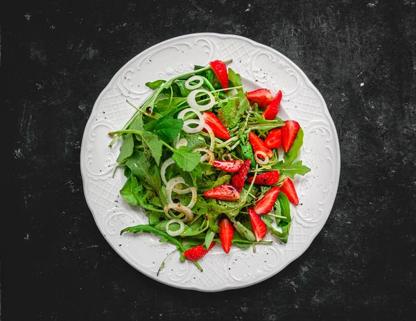 Groene Salade Met Rucola Aardbeien Munt Uienringen Met Balsamicoazijn Olijfolie — Stockfoto