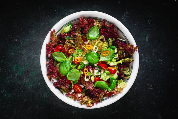 Büyük Bir Kase Karışık Vegan Salata — Stok fotoğraf
