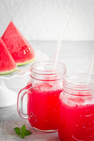 Vers Watermeloensap Potten Met Glazen Rietjes — Stockfoto