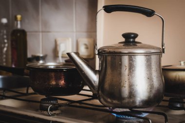 Gaz ocağındaki eski çaydanlık.