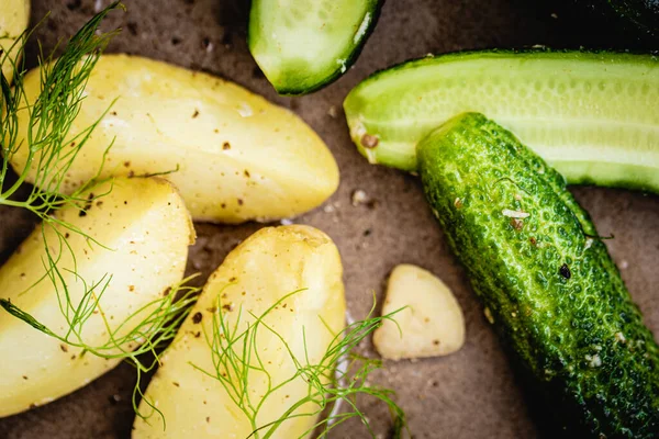 Kartoffeln Mit Dill Und Frischen Gurken — Stockfoto