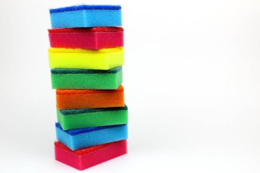 Beyaz arka planda bulaşık yıkamak için çok renkli süngerler.