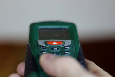 Yeşil lazer metre el.