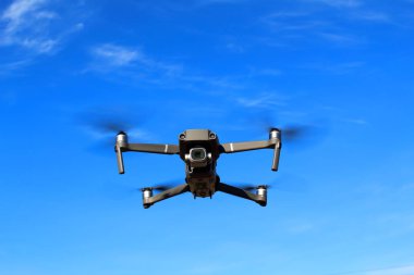 Drone 'un mavi gökyüzüne karşı uçuşu.