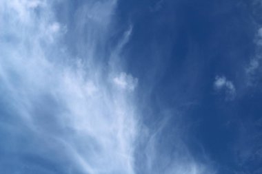 Mavi gökyüzünde sirus bulutları.