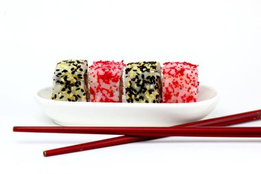 Beyaz bir plaka üzerinde rulo.