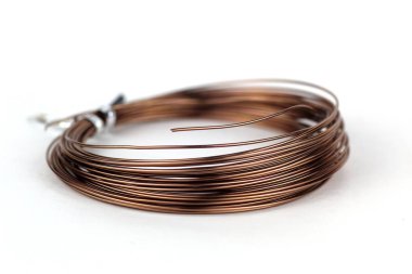 Açık bir arka plan üzerinde renkli metal tel kırmızı-kahverengi gölge Bobin.