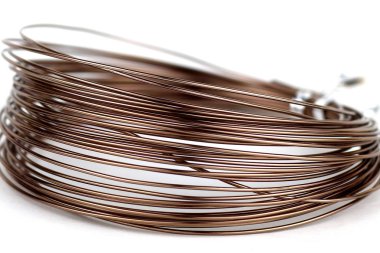 Açık bir arka plan üzerinde renkli metal tel kırmızı-kahverengi gölge Bobin.