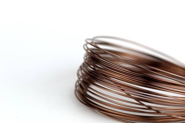 Açık bir arka plan üzerinde renkli metal tel kırmızı-kahverengi gölge Bobin.