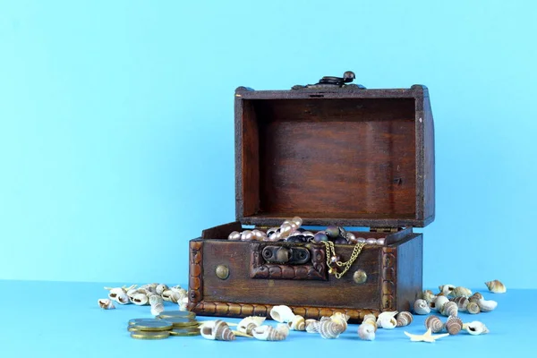 Old Wooden Chest Open Lid Filled Treasure Blue Background Shells — Stock Photo, Image