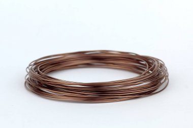 Bakır bir ipucu ile tel bobin, hafif bir arka plan üzerinde bronz.