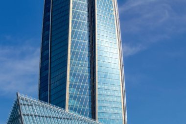 Mavi gökyüzüne karşı ofis binasının ön cephesinin bir parçası..