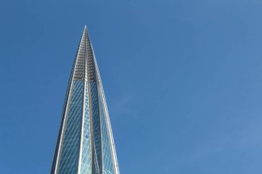 Ofis binasının kulesi mavi gökyüzüne karşı camdan yapılmıştır..