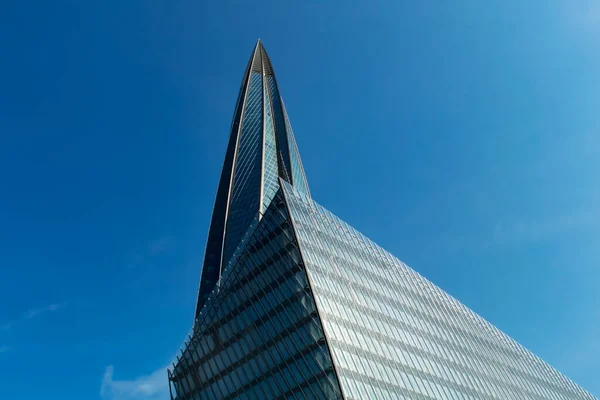 Wieża Biurowa Wykonana Jest Szkła Tle Błękitnego Nieba — Zdjęcie stockowe