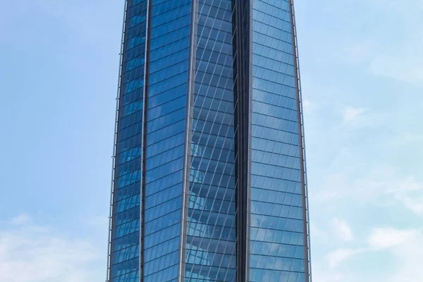 Fragmento Fachada Del Edificio Oficinas Contra Cielo Azul —  Fotos de Stock