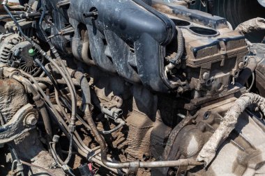 Kazadan sonra hurda araba, motor, vites kutusu ve menteşeli ekipman parçası..