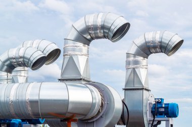 Dal sisteminin galvanize boruları binanın çatısına kurulmuş..