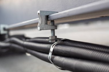 Mühendislik ağlarının kurulumu için çelik montaj.