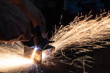 El plazması ile çelik boşlukları kesmek, çok sayıda parlak kıvılcımlar, kaynak ve metal işleme.