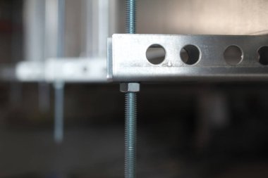 Çelik bir galvanizli aygır ve delinmiş profilin kanalını onarıyorum..